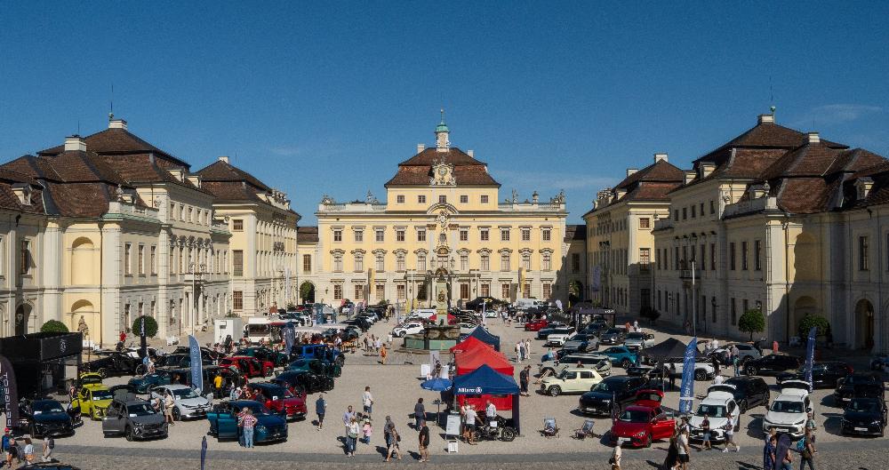 Sicht auf den mittleren Schlosshof während der Automesse Ludwigsburg
