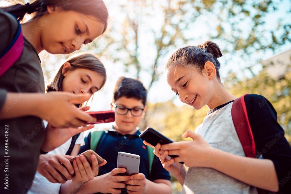 Jugendliche mit Smartphone