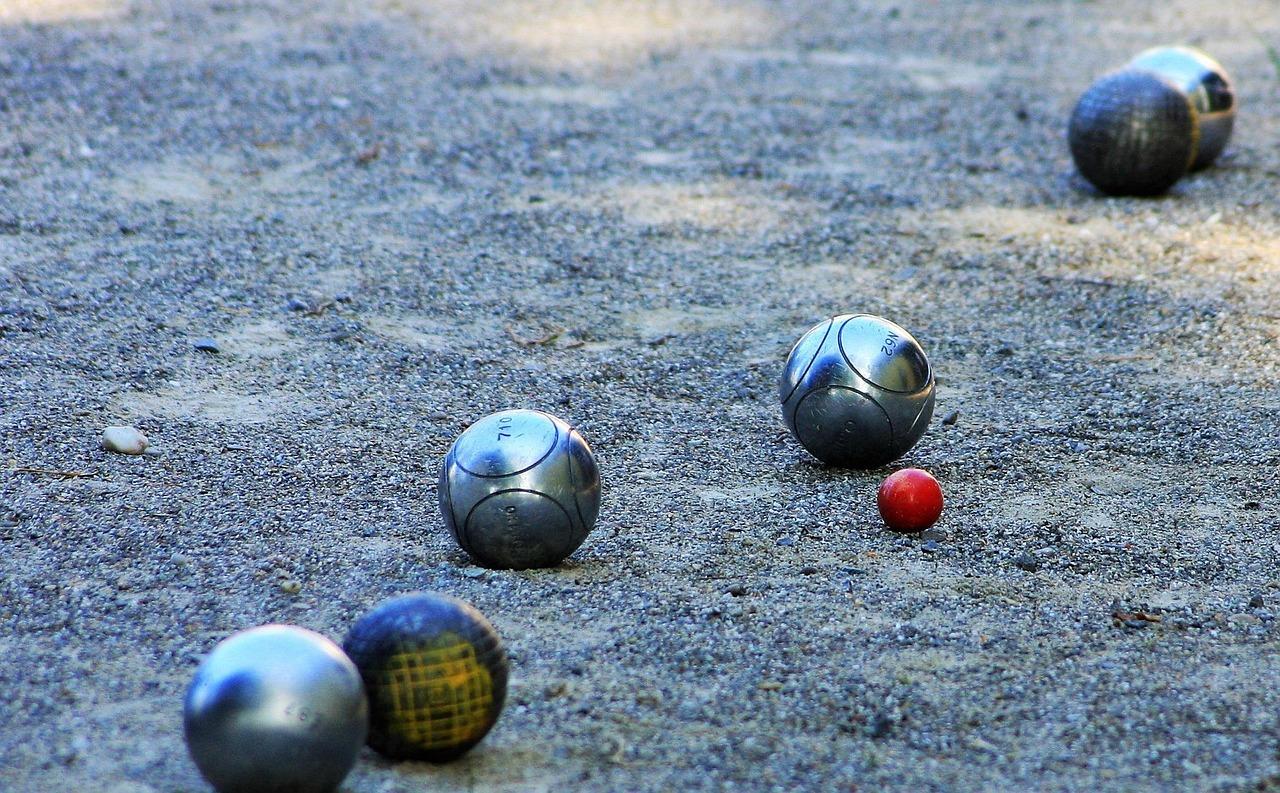 Boulekugeln auf dem Boden