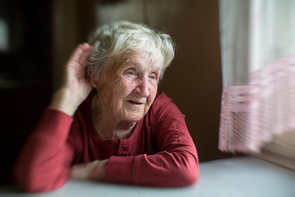 ältere Dame hört schwer