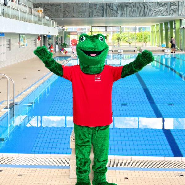 Maskottchen Flo der Frosch im Stadionbad