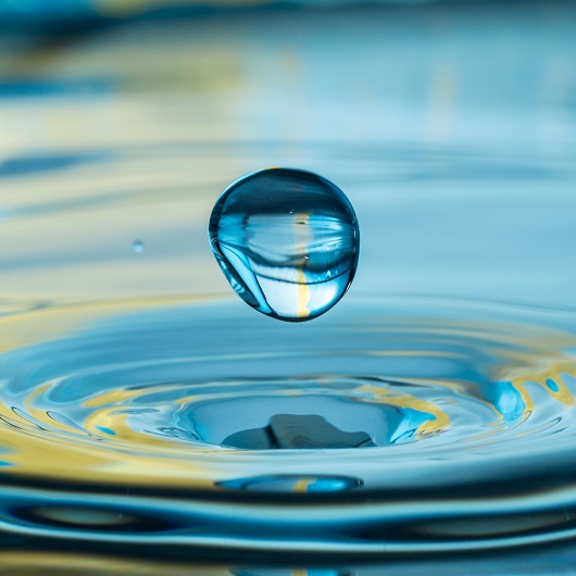 Titelbild Broschüre vom Netzwerk Mentale Gesundheit - ein Tropfen fällt auf die Wasseroberfläche
