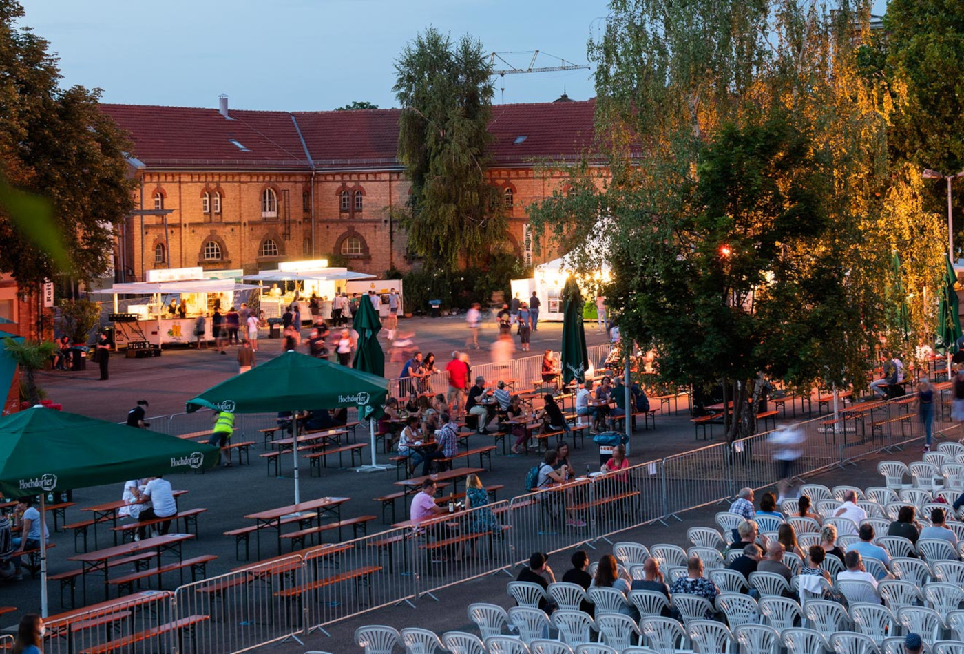 Das Sommernachts Open Air Kino im Innenhof der Karlskaserne mit Außengastronomie
