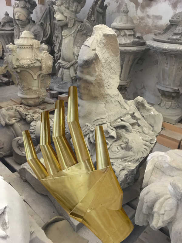 Eine beleuchtete Stoffinstallation in einem hohen leeren Raum