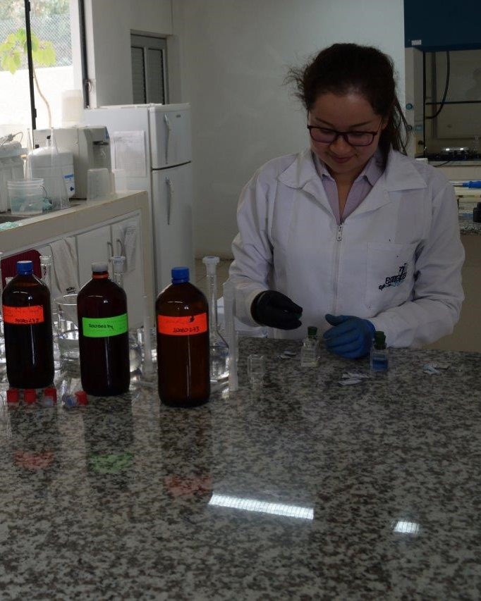 Untersuchung der Wasserproben im Labor, Bild 2