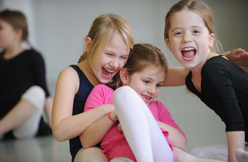 Kleine Mädchen beim Tanzunterricht