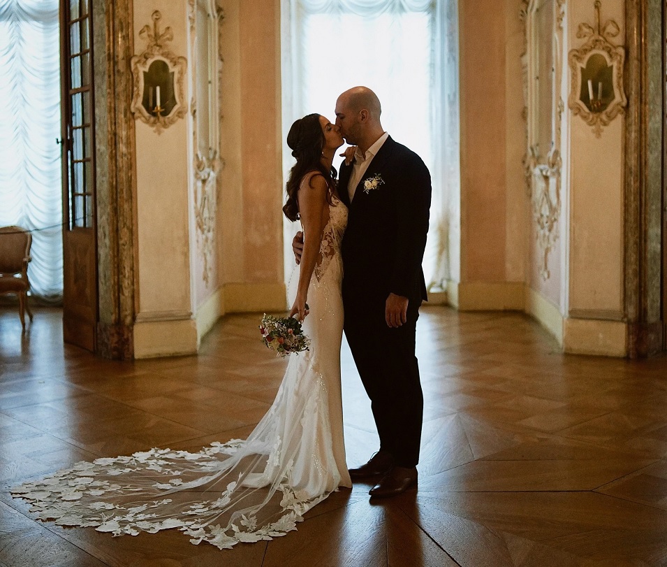 Das Brautpaar Lea und René Henßler küsst sich in einem prunkvollen Saal des Residenzschlosses.