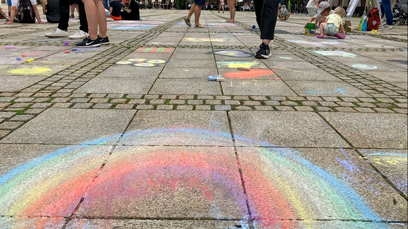 Kreidemalen 2024, Regenbogen auf dem Asphalt