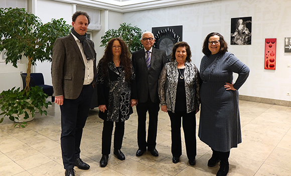 Oberbürgermeister Dr. Matthias Knecht (links) gemeinsam mit den drei mit der Ludwigsburg-Medaille Geehrten und Erster Bürgermeisterin Renate Schmetz (rechts). Alle fünf Personen stehen nebeneinander, lächeln in die Kamera und tragen festliche Kleidung.
