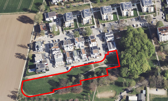 Das Luftbild zeigt die bestehende Wohnbebauung. Südlich davon ist der Bereich rot umkreist, in dem sich die Baugrundstücke befinden.