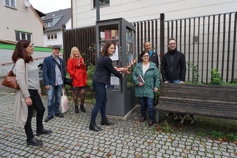 Bürgermeisterin übergibt Bücherschrank an die Patin