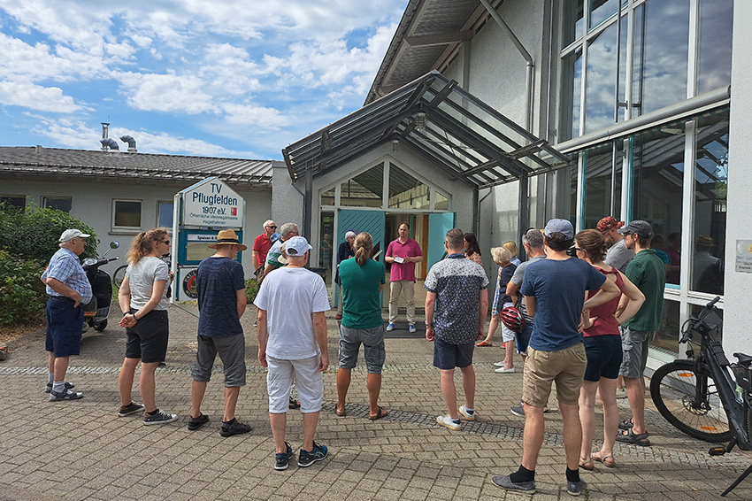 Leute beim Stadtteilspaziergang