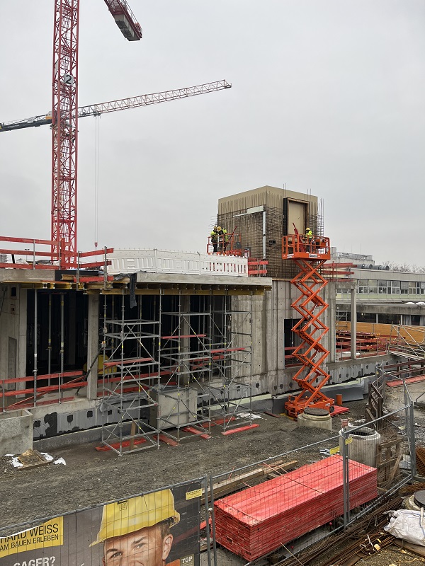 Baustelle BZW - erste Wände für ein Treppenhaus werden geschalt