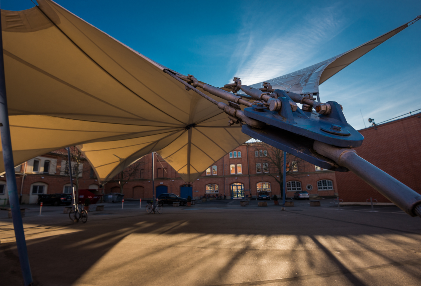 Nahaufnahme eines Sonnenschutzes, im Hintergrund die Filmakademie Baden Württemberg