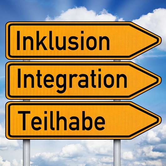 Wegweiser mit der Aufschrift Inklusion, Integration und Teilhabe