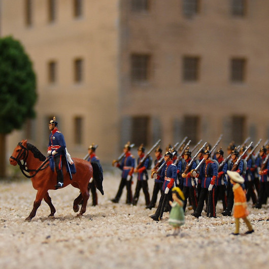 Ein Model der talkaserne mit marschierenden Miniatur-Soldaten