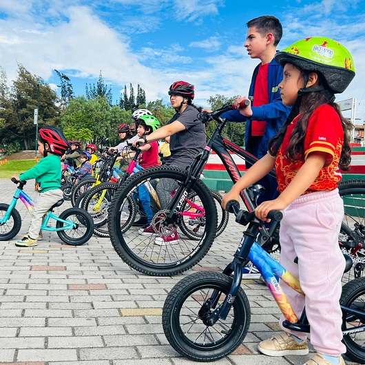 Ambato en Bici - Kinder unterschiedlichen Alters auf Fahrrädern