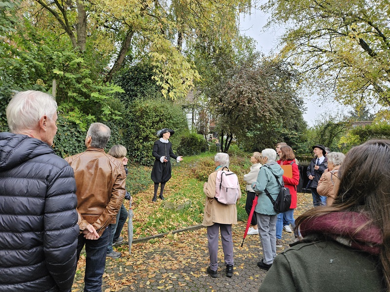 Personen lauschen beim historischen Spaziergang