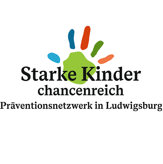 Logo des Projektes Starke Kinder chancenreich in Ludwigsburg - Schriftzug und dahinter eine bunte Kinderhand als Zeichnung