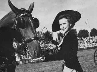 Ausstellung Ross und Reiter zum Ludwigsburger Pferdemarkt Altes Foto von Reiterin und Pferd zur Ausstellung Ross und Reiter