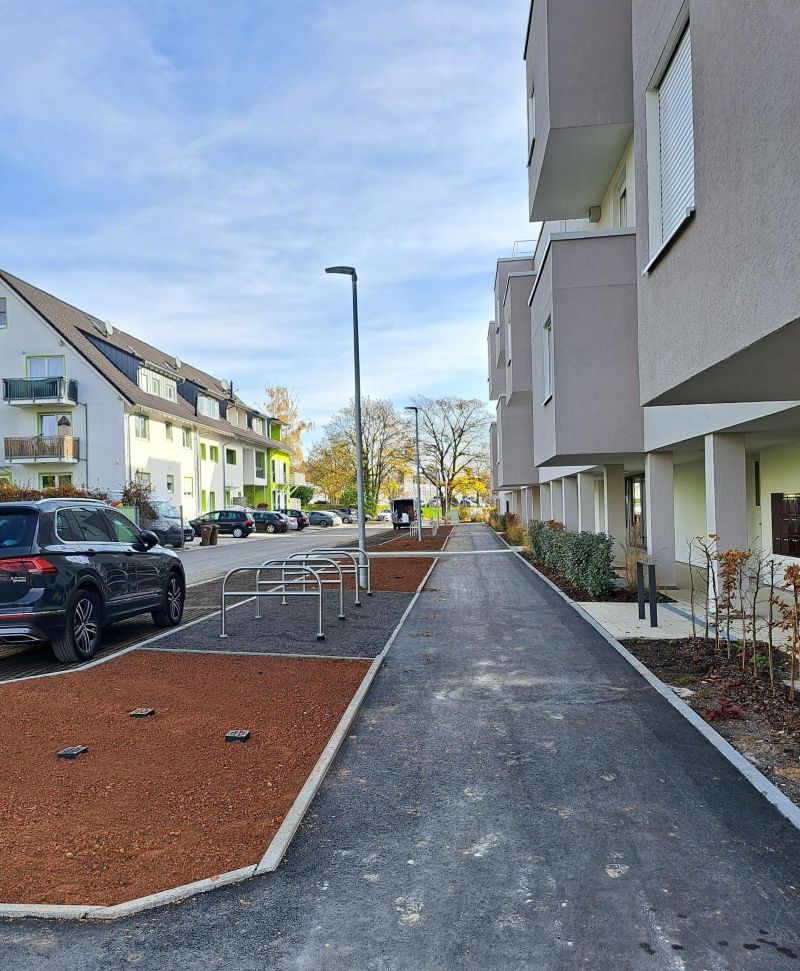 Neu angelegte Gehwege und Parkplätze