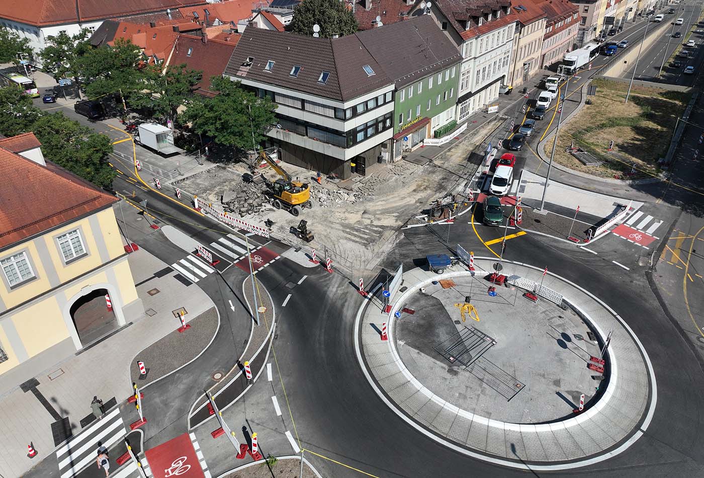 Eine Kreuzung mitten in der Stadt, an der gebaut wird.