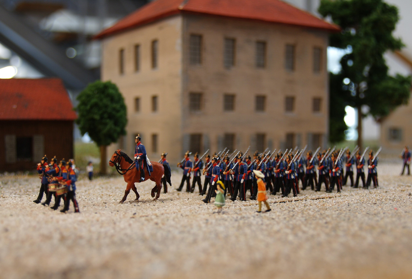 Ein Modell einer Talkaserne mit marschierenden Miniatur-Soldaten