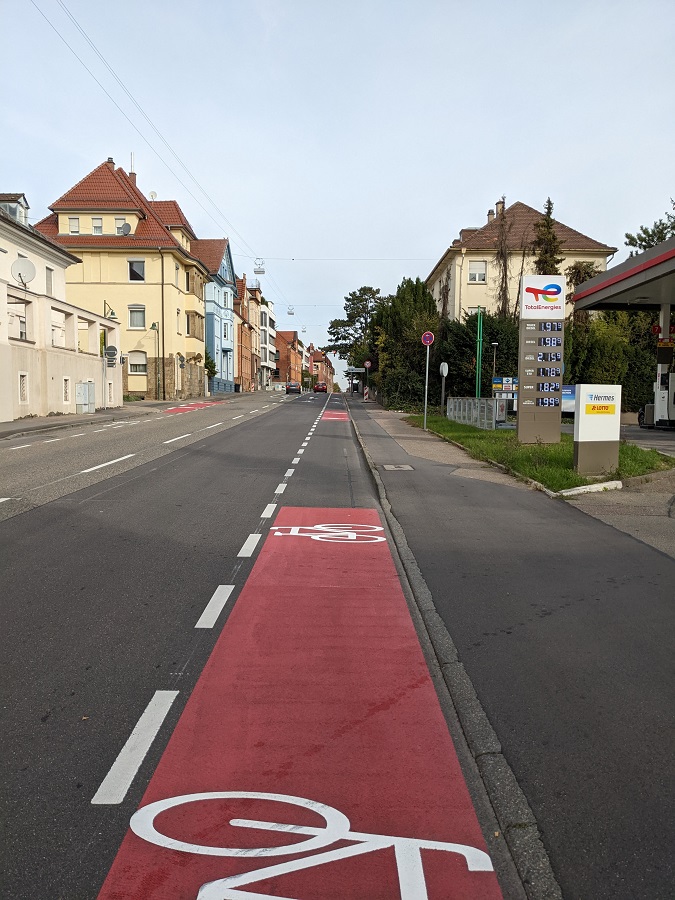 Radschutzstreifen zwischen Gehweg und Straße