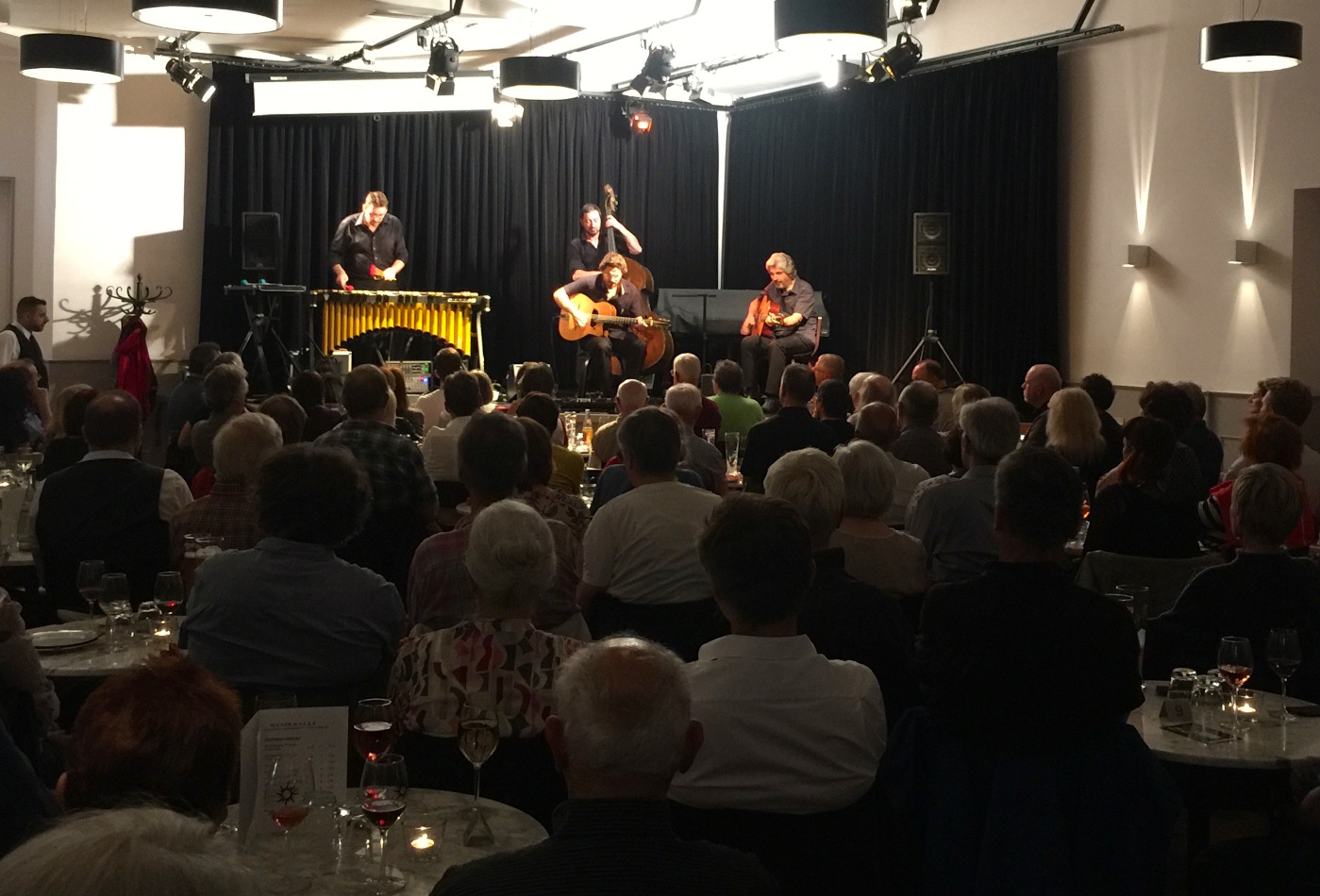 Jazzmusiker stehen auf einer Bühne.