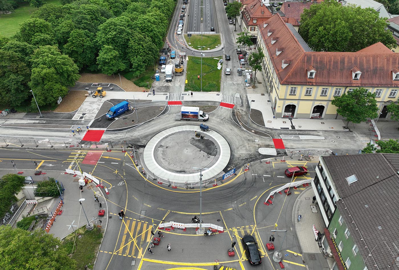 Eine Kreuzung mit vier Straßen von oben, es ist eine Baustelle engerichtet.