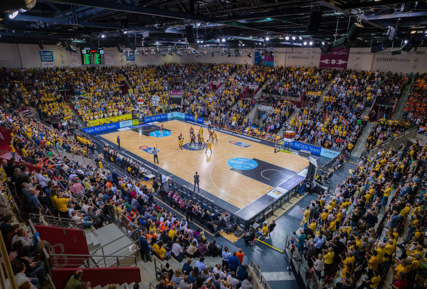 Blick auf das Basketball-Spielfeld der vollbesetzten MHPArena