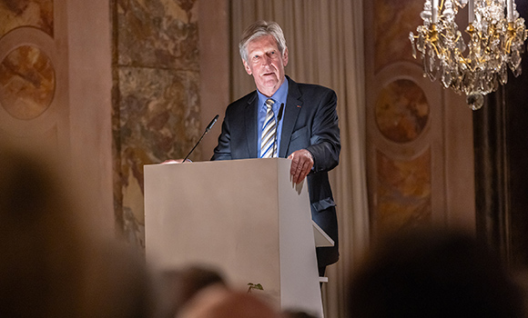 Professor Frank Baasner am Rednerpult.