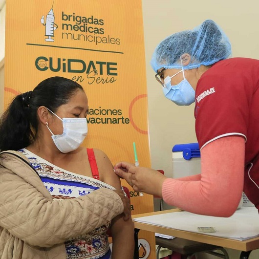 Eine Krankenschwester impft eine Frau in Ambato