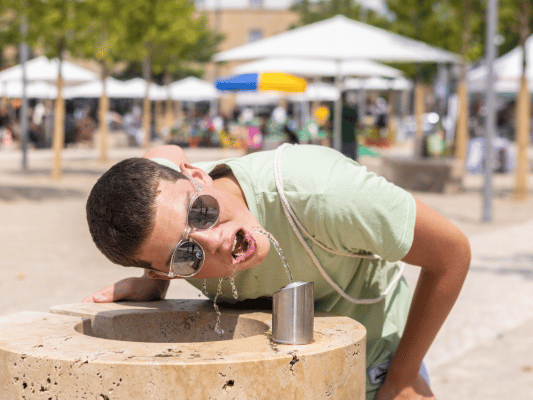 Junge trinkt aus Trinkbrunnen am Arsenalplatz