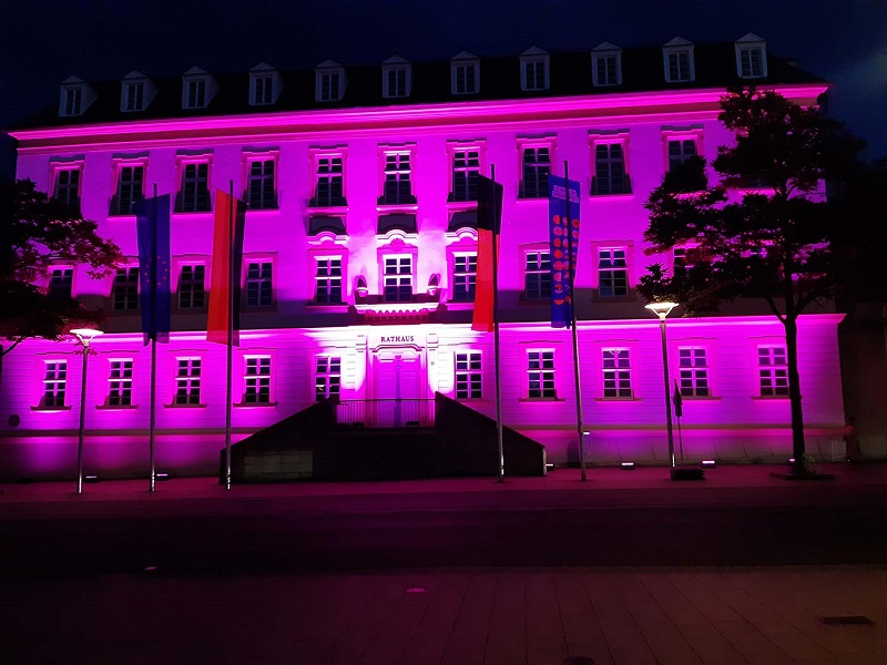 Beleuchtung in rosa, der Farbe der Nächstenliebe