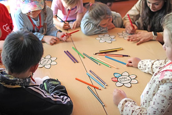 Kinder basteln Schutz-Blumen mit deren Hilfe sie "Stopp" sagen lernen sollen