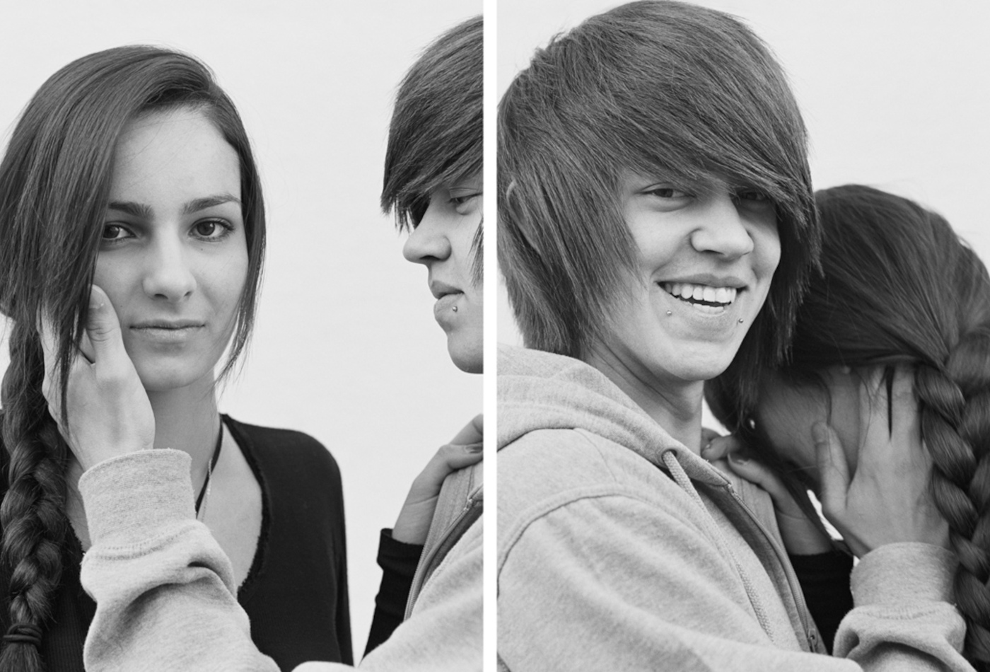 Die schwarz-weiß Fotografie ist zweigeteilt und zeigt zwei junge glücklich wirkende Menschen.