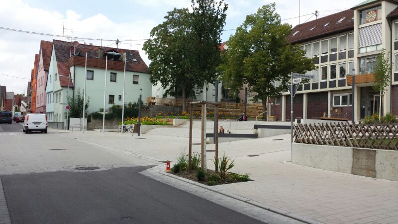 Rathaus, Gebäude und Bäume vor der Straße