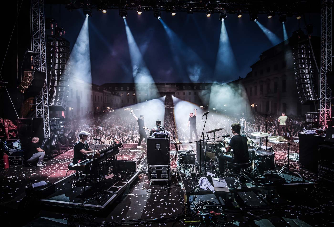 Blick von der Bühne des KSK Music Open mit Musikern auf das Publikum.