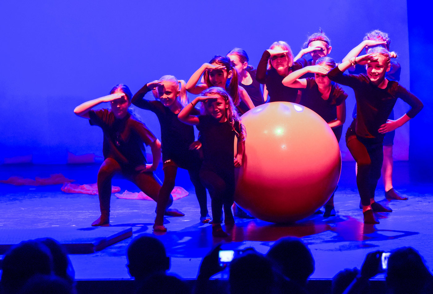 Aufführung KulturWelt Eine Aufführung der KulturWelt mit jungen Menschen.