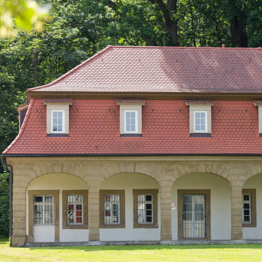 Blick auf das historische Aldinger Torhaus mit Sandsteinarkaden 