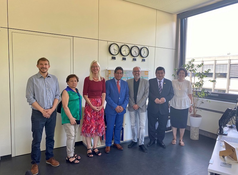 Gruppenfoto mit Vertreter*innen der beiden Hochschulen, der Stadt Ludwigsburg und der Deutsch-Ecuadorianischen Gesellschaft