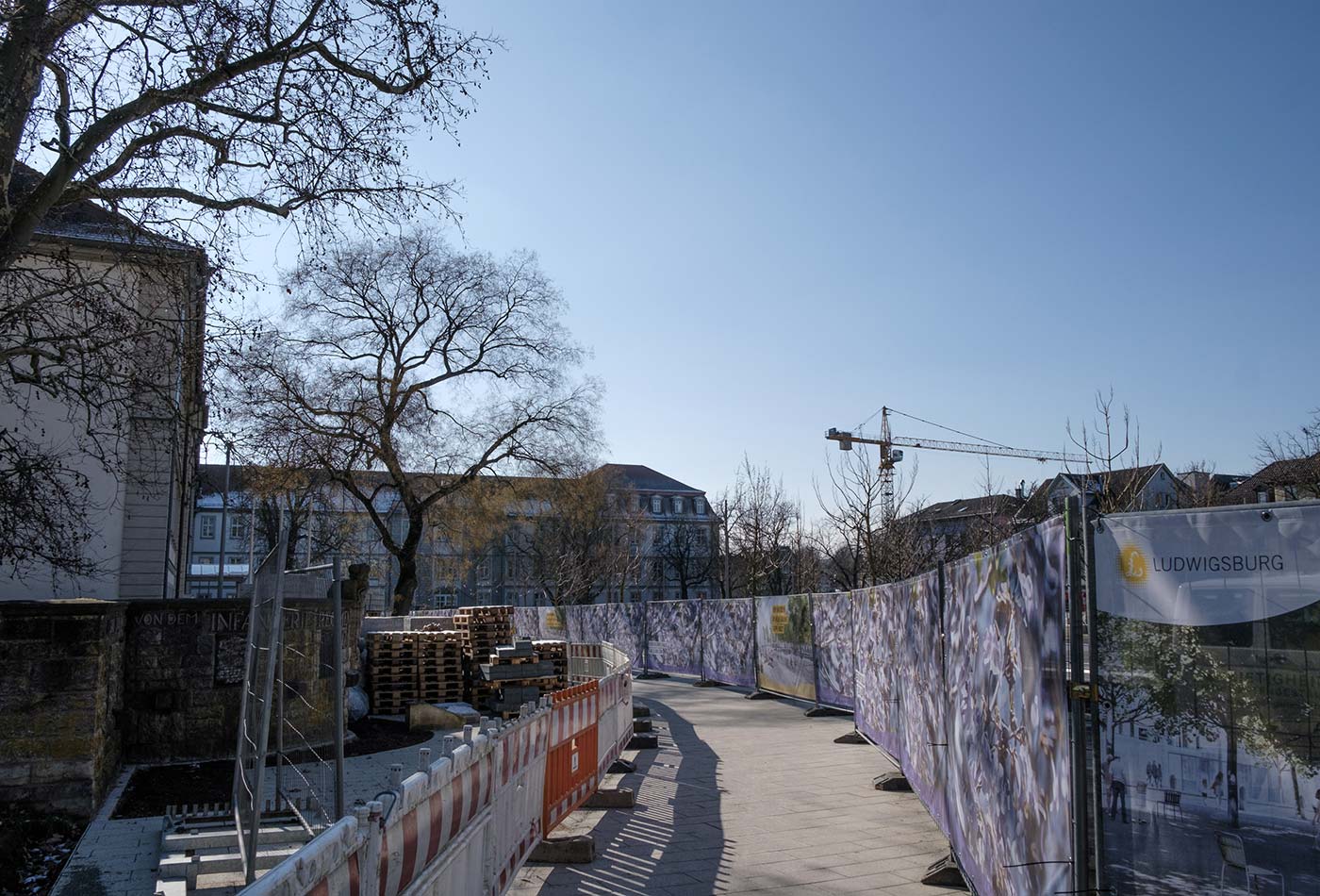 Fußgänger können die Baustelle umgehen