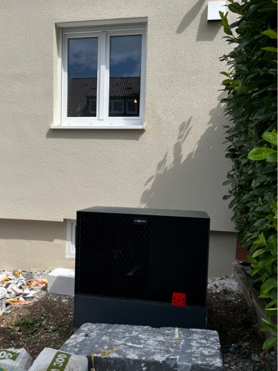 Wärmepumpe vor dem zu sanierenden Haus