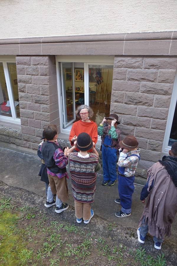 Kinder unterhalten sich mit einer Frau - Theaterpädagogik
