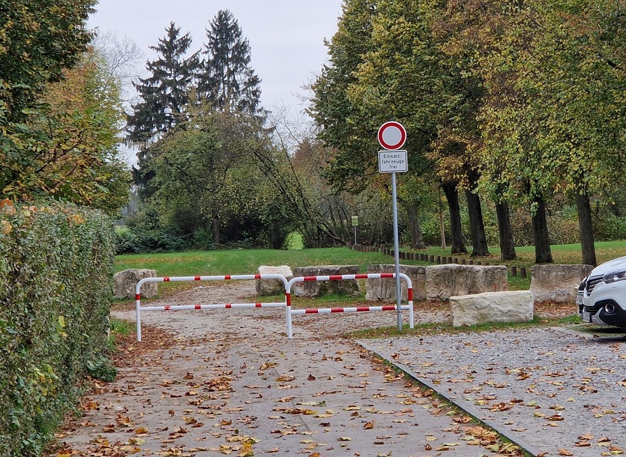 Rot-weiß Schranken sperren die Zufahrt