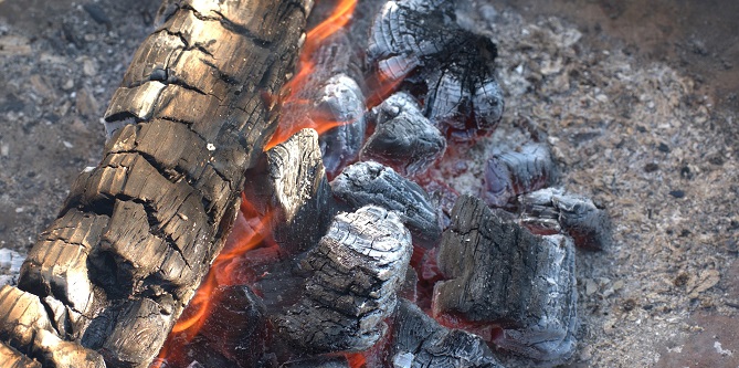 Grillstelle mit Glut