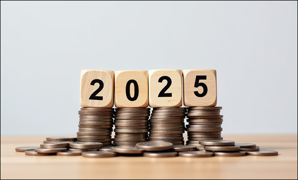 Vier Stapel mit Münzen, auf denen Würfel liegen, die die Zahl 2025 bilden.