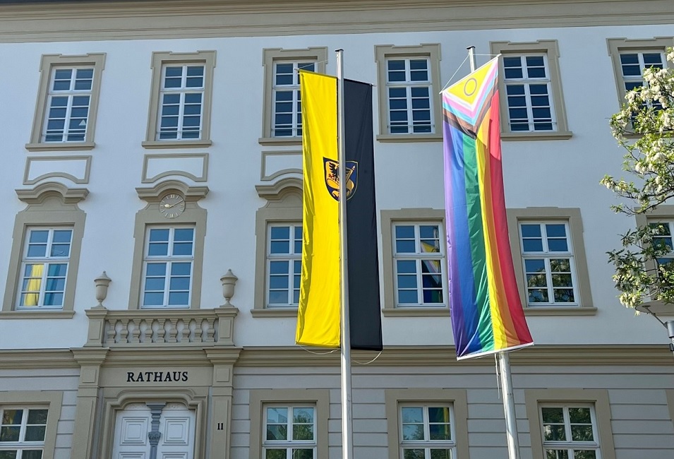 Die Stadtflagge und die Internationale Flagge der Queer-Community vor dem Ludwigsburger Rathaus.