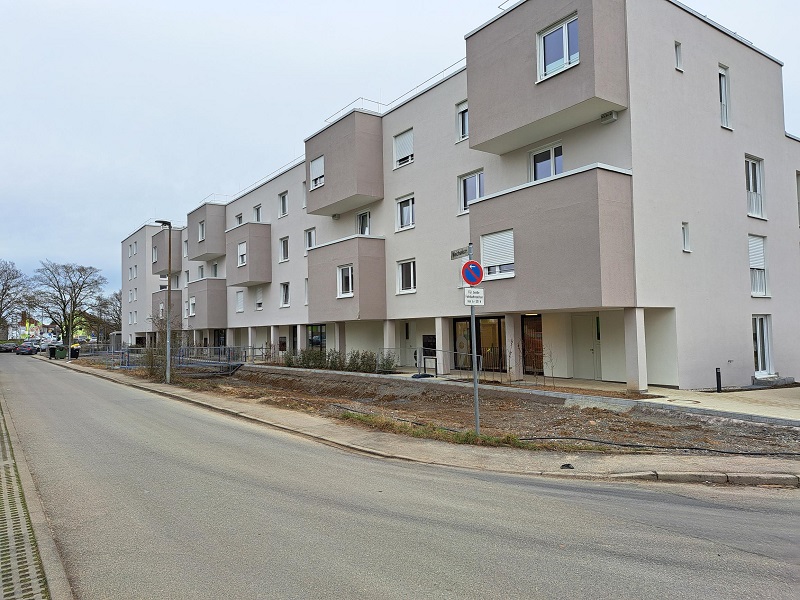 Neubauwohnungen an der Straße